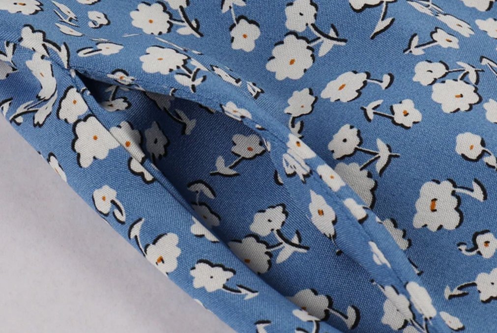 Vintage Blå Blusset Kjole Med Hvide Blomster